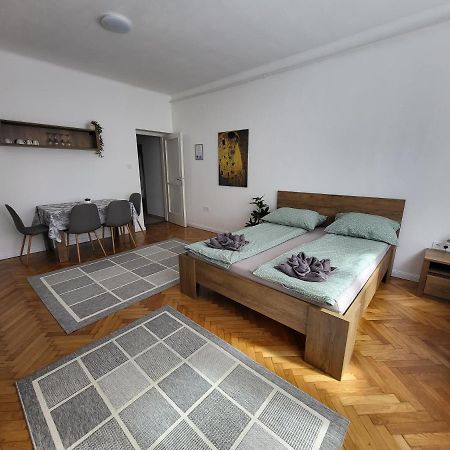 Downtown Studio Apartman Печ Екстериор снимка