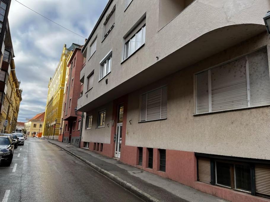 Downtown Studio Apartman Печ Екстериор снимка