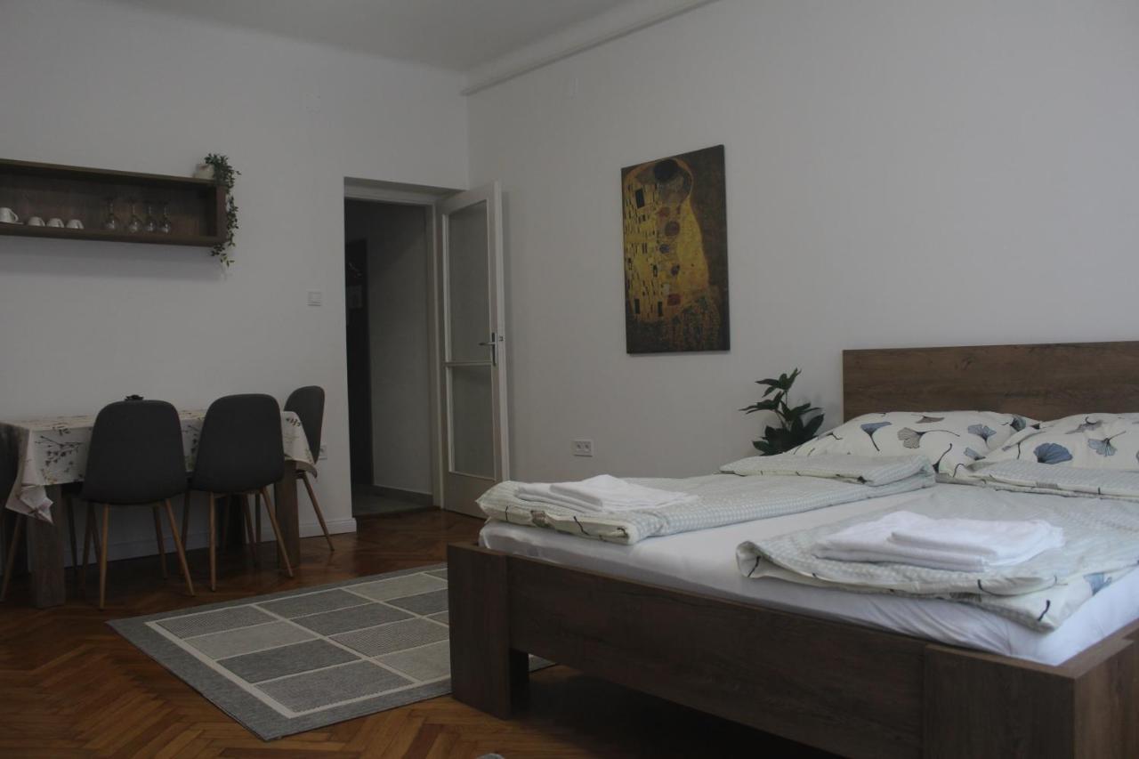 Downtown Studio Apartman Печ Екстериор снимка